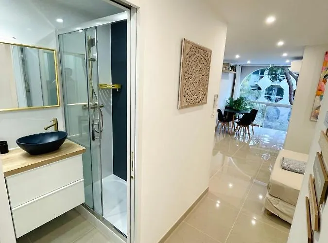 Grand Studio En Centre Ville Et A 50 Metres Du Port, Climatise
