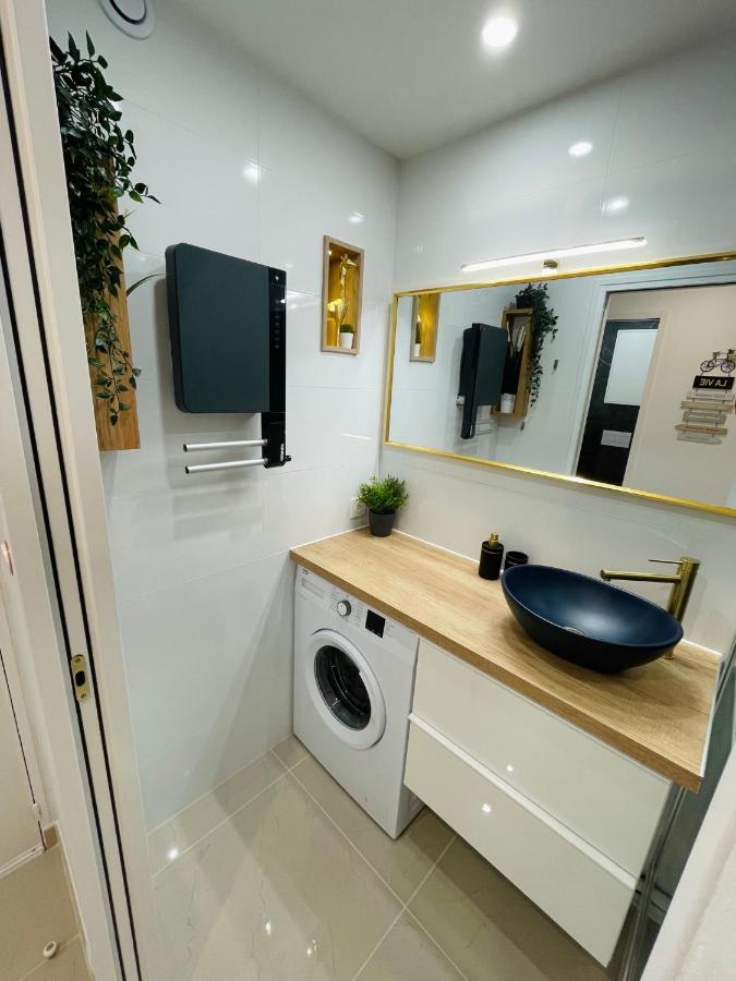 Grand En Centre Et A 50 Metres Du Port, Climatise Apartment