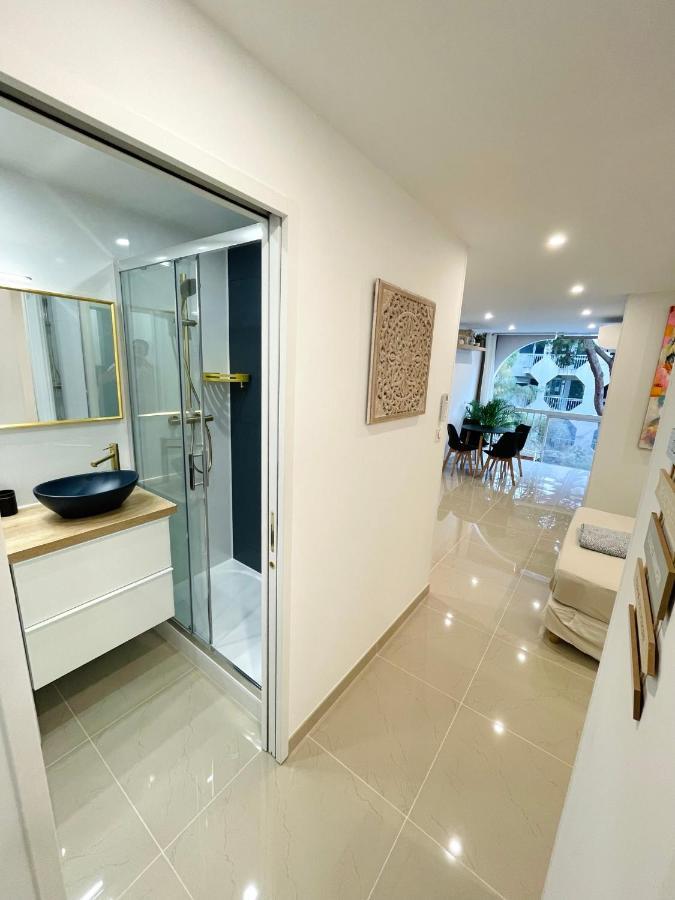 Grand En Centre Et A 50 Metres Du Port, Climatise Apartment *