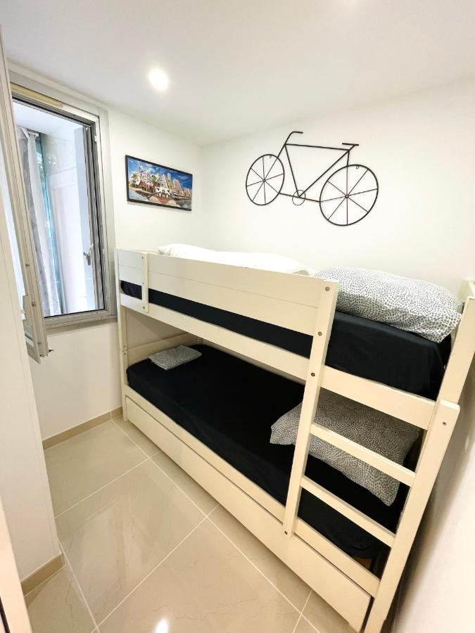 Grand En Centre Et A 50 Metres Du Port, Climatise Apartment *
